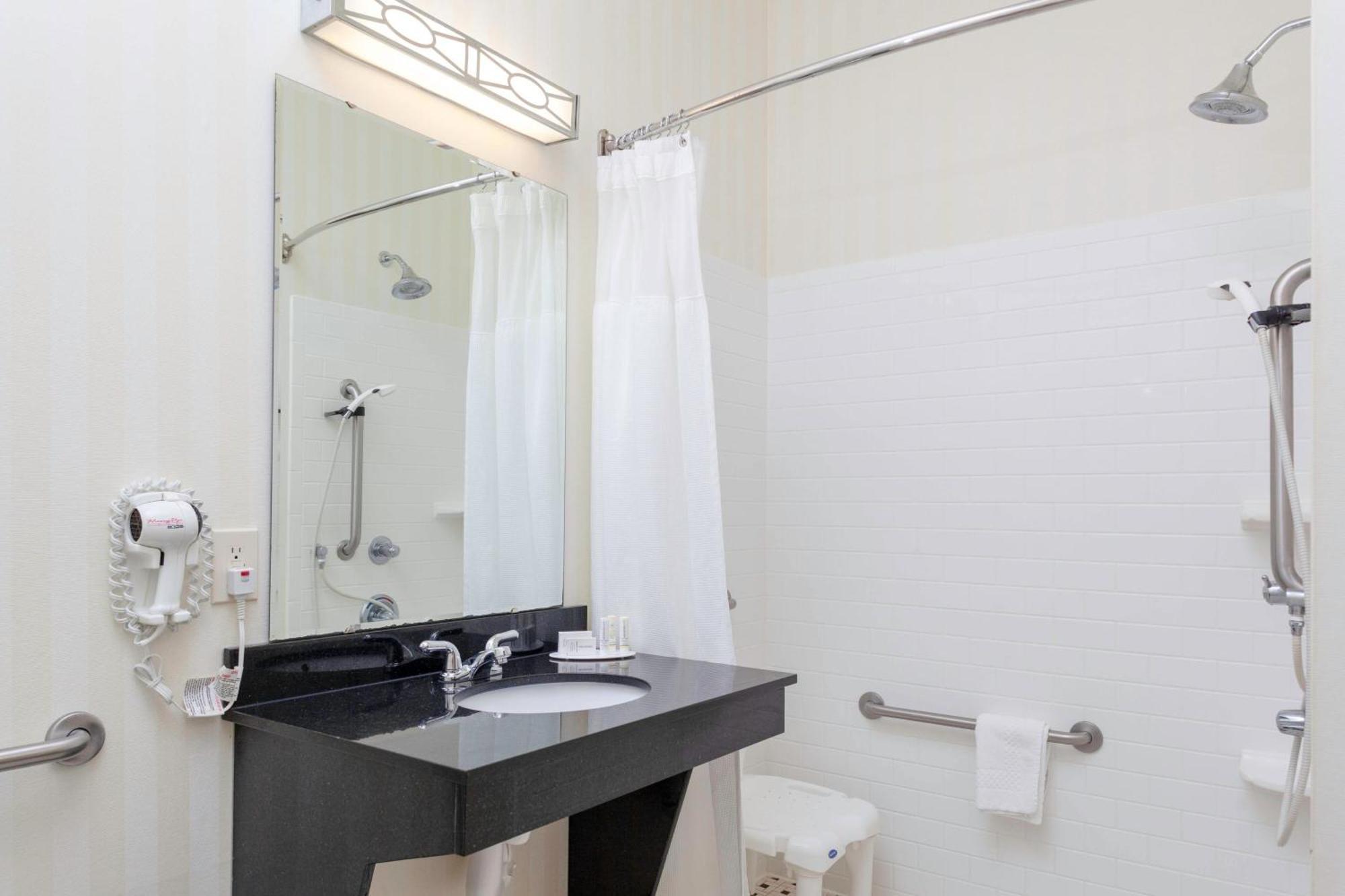 Fairfield Inn And Suites By Marriott Сеймур Экстерьер фото